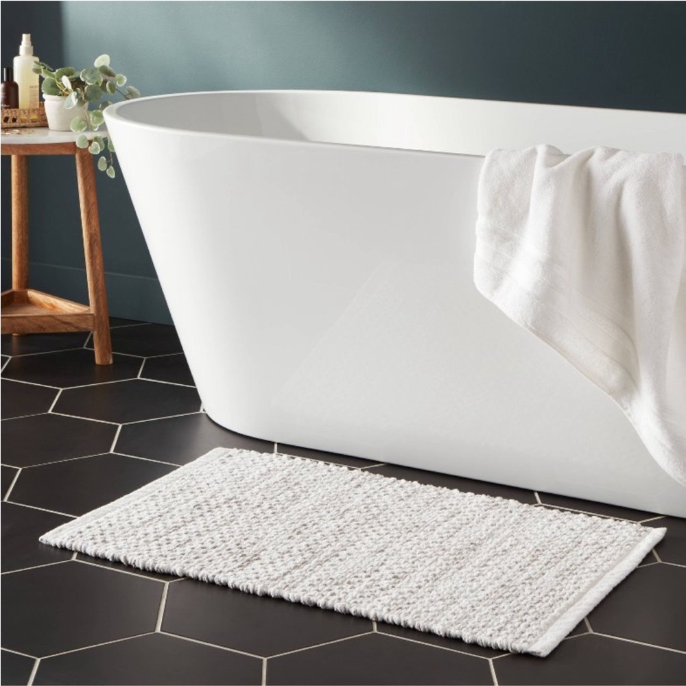 THRESHOLD NWT traditional chenille bath rug -white/gray -30x20